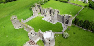 Roscommon es un destino que ofrece una experiencia completa de historia, naturaleza y cultura, donde castillos y monasterios se encuentran con paisajes de lagos y pantanos, y donde las leyendas celtas aún resuenan en el aire.