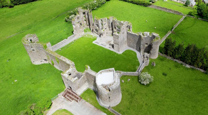 Roscommon es un destino que ofrece una experiencia completa de historia, naturaleza y cultura, donde castillos y monasterios se encuentran con paisajes de lagos y pantanos, y donde las leyendas celtas aún resuenan en el aire.