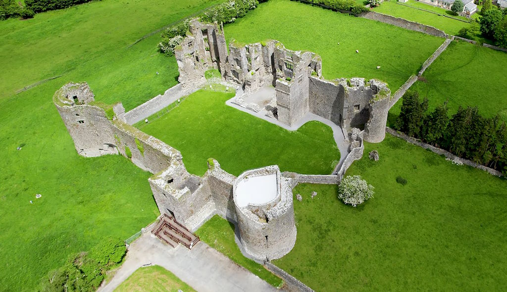 Roscommon es un destino que ofrece una experiencia completa de historia, naturaleza y cultura, donde castillos y monasterios se encuentran con paisajes de lagos y pantanos, y donde las leyendas celtas aún resuenan en el aire.