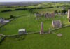 Offaly es un destino lleno de historia y espiritualidad, donde castillos y monasterios antiguos ofrecen una visión del pasado irlandés y de la vida en tiempos medievales. La riqueza arquitectónica y cultural del condado, junto con su belleza natural, hacen de Offaly una parada imprescindible en los Midlands y un lugar ideal para quienes desean descubrir la esencia de Irlanda en sus rincones más auténticos.