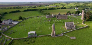 Offaly es un destino lleno de historia y espiritualidad, donde castillos y monasterios antiguos ofrecen una visión del pasado irlandés y de la vida en tiempos medievales. La riqueza arquitectónica y cultural del condado, junto con su belleza natural, hacen de Offaly una parada imprescindible en los Midlands y un lugar ideal para quienes desean descubrir la esencia de Irlanda en sus rincones más auténticos.