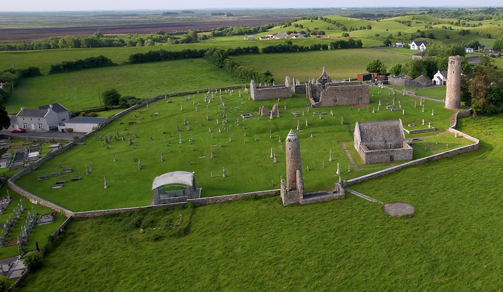 Offaly es un destino lleno de historia y espiritualidad, donde castillos y monasterios antiguos ofrecen una visión del pasado irlandés y de la vida en tiempos medievales. La riqueza arquitectónica y cultural del condado, junto con su belleza natural, hacen de Offaly una parada imprescindible en los Midlands y un lugar ideal para quienes desean descubrir la esencia de Irlanda en sus rincones más auténticos.