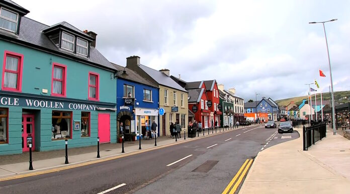 Dingle, con su encanto costero, su conexión con el mar y su rica herencia cultural, es un lugar que captura la esencia de la vida en Irlanda.