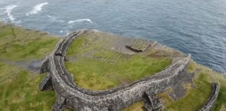 Dún Aonghasa es un fuerte de la Edad de Bronde en Inis Mór. Las islas Aran son un lugar donde la cultura, la historia y el paisaje se combinan para ofrecer una experiencia única. Cada isla tiene su propia personalidad, pero todas comparten una conexión profunda con el mar, la tierra y la tradición.