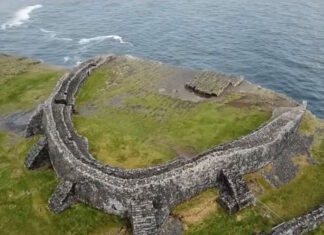 Dún Aonghasa es un fuerte de la Edad de Bronde en Inis Mór. Las islas Aran son un lugar donde la cultura, la historia y el paisaje se combinan para ofrecer una experiencia única. Cada isla tiene su propia personalidad, pero todas comparten una conexión profunda con el mar, la tierra y la tradición.