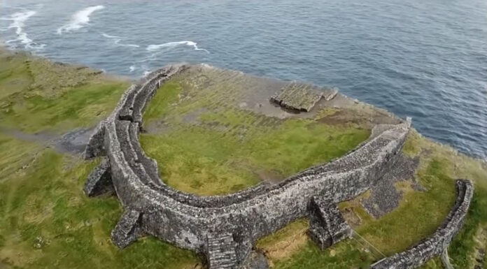 Dún Aonghasa es un fuerte de la Edad de Bronde en Inis Mór. Las islas Aran son un lugar donde la cultura, la historia y el paisaje se combinan para ofrecer una experiencia única. Cada isla tiene su propia personalidad, pero todas comparten una conexión profunda con el mar, la tierra y la tradición.