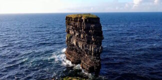 Dún Briste famosa columna de roca frente al promontorio Downpatrick Head