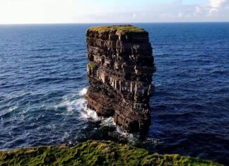 Dún Briste famosa columna de roca frente al promontorio Downpatrick Head