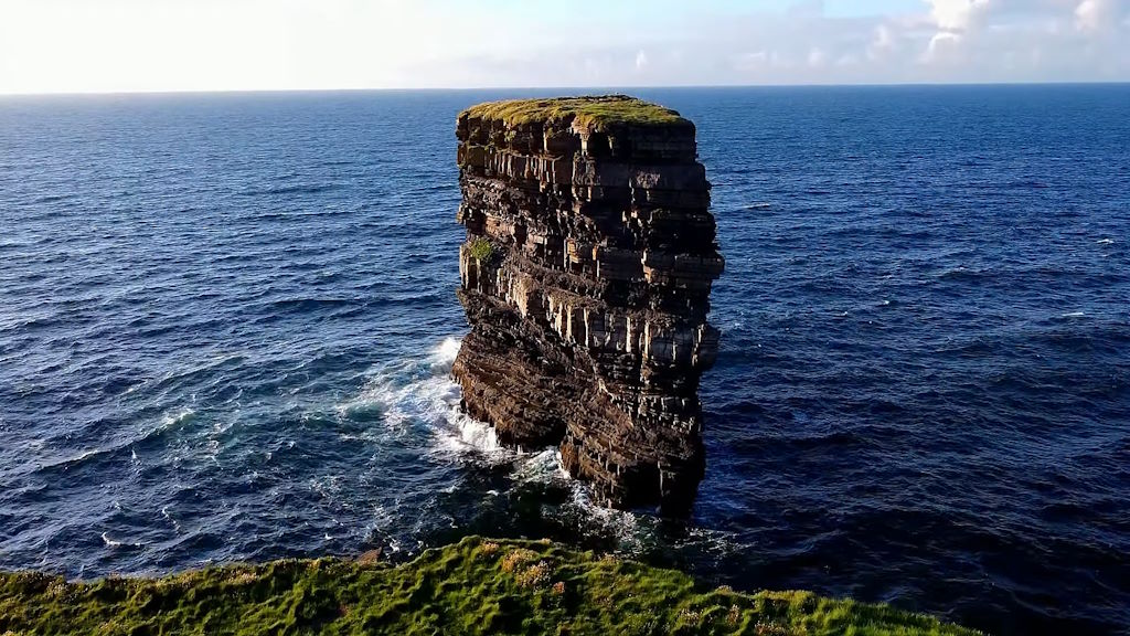 Dún Briste famosa columna de roca frente al promontorio Downpatrick Head