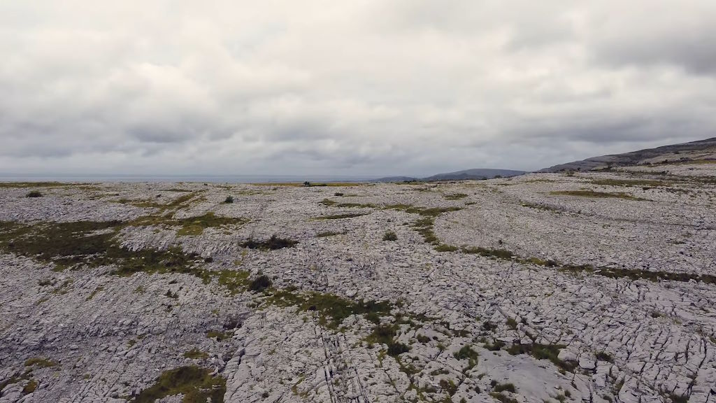 El Burren, con su combinación de paisajes kársticos, flora diversa y monumentos antiguos, es un destino que no se parece a ningún otro en Irlanda. Este lugar mágico e inusual ofrece una ventana al pasado remoto del país, a la vez que invita a los viajeros a explorar sus misterios y disfrutar de su belleza natural.