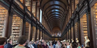 Visitar el Trinity College y contemplar el Libro de Kells es mucho más que una experiencia turística; es una inmersión profunda en la historia medieval de Irlanda y en la tradición académica que ha moldeado el país.