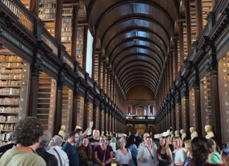 Visitar el Trinity College y contemplar el Libro de Kells es mucho más que una experiencia turística; es una inmersión profunda en la historia medieval de Irlanda y en la tradición académica que ha moldeado el país.