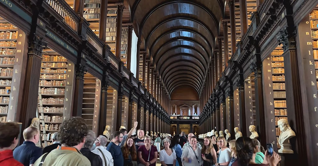 Visitar el Trinity College y contemplar el Libro de Kells es mucho más que una experiencia turística; es una inmersión profunda en la historia medieval de Irlanda y en la tradición académica que ha moldeado el país.