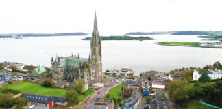 Cobh es un destino que invita a reflexionar sobre el pasado, mientras se disfruta de la belleza y el encanto de un puerto irlandés lleno de historia y tradición.