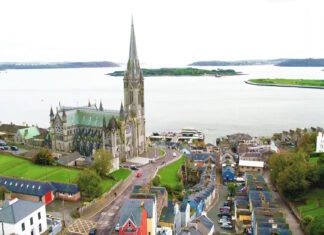 Cobh es un destino que invita a reflexionar sobre el pasado, mientras se disfruta de la belleza y el encanto de un puerto irlandés lleno de historia y tradición.