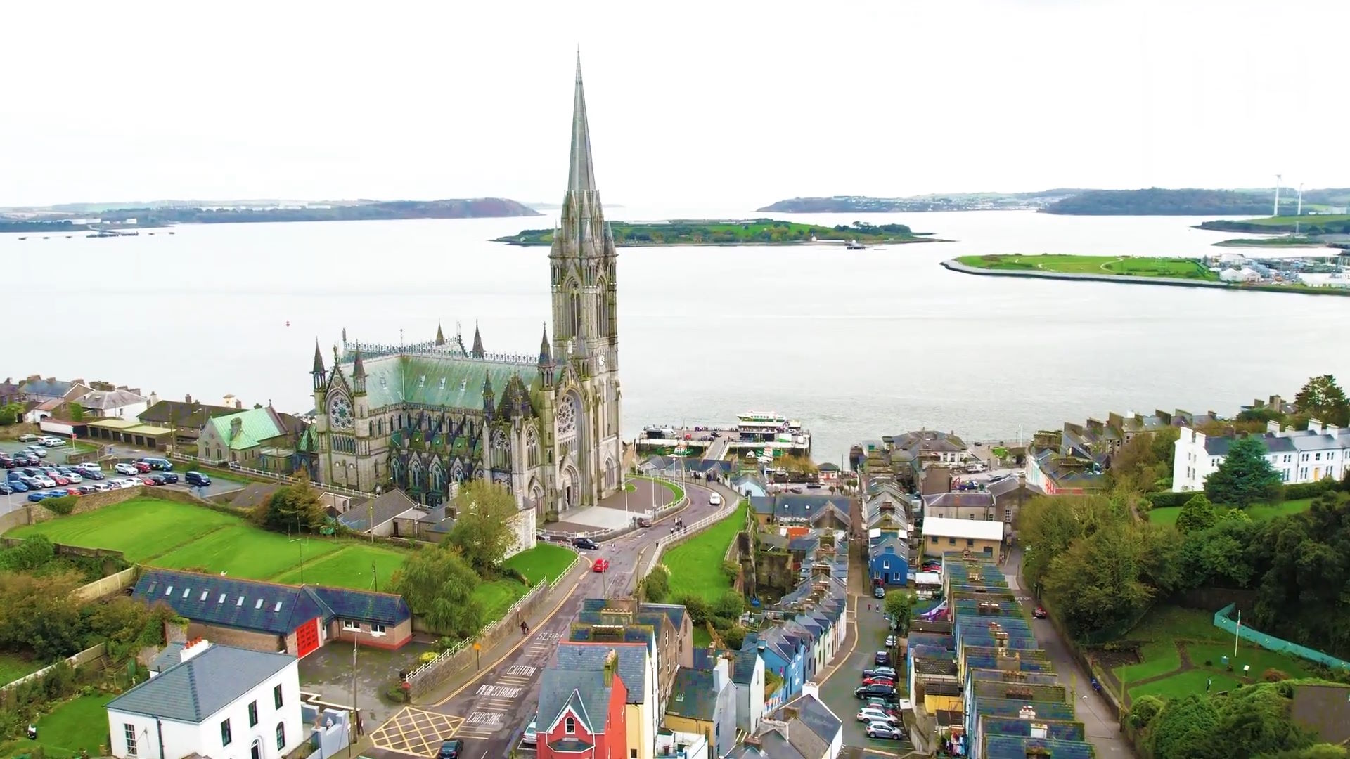 Cobh es un destino que invita a reflexionar sobre el pasado, mientras se disfruta de la belleza y el encanto de un puerto irlandés lleno de historia y tradición.