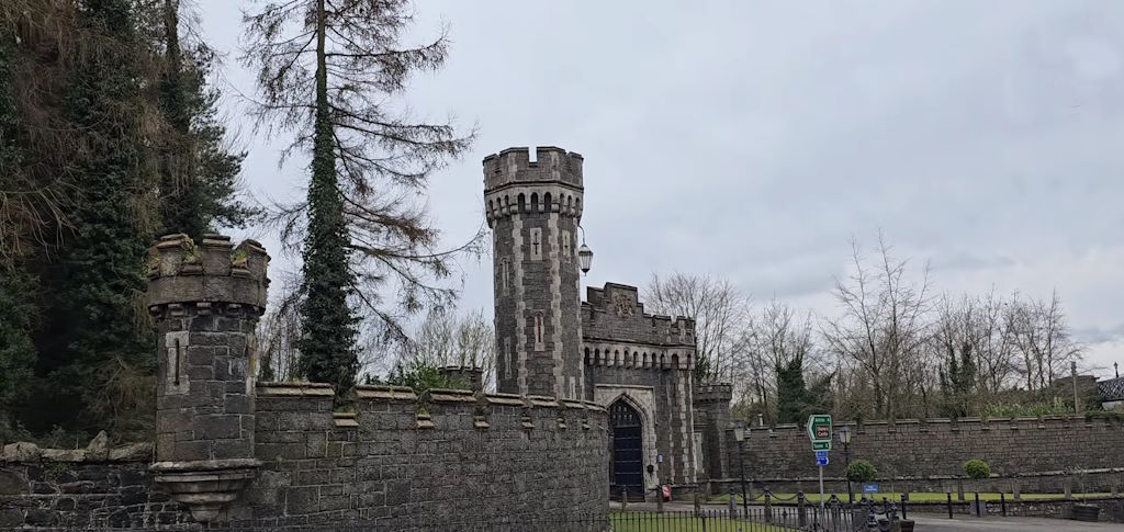 El condado de Antrim, con sus paisajes espectaculares, castillos históricos y pintorescos pueblos, es un destino que ofrece una visión completa de la riqueza natural y cultural de Irlanda del Norte.