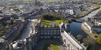 Kilkenny es, sin duda, una ciudad que combina de manera excepcional su legado medieval con una vibrante escena cultural moderna. Su castillo imponente, sus calles empedradas y sus eventos culturales la convierten en un destino imperdible para quienes desean sumergirse en la rica historia de Irlanda mientras disfrutan de una ciudad que sigue viva y en constante evolución.