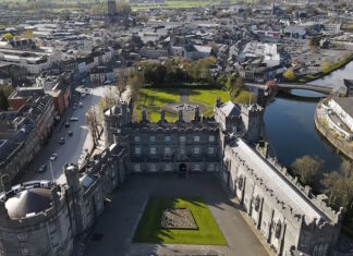 Kilkenny es, sin duda, una ciudad que combina de manera excepcional su legado medieval con una vibrante escena cultural moderna. Su castillo imponente, sus calles empedradas y sus eventos culturales la convierten en un destino imperdible para quienes desean sumergirse en la rica historia de Irlanda mientras disfrutan de una ciudad que sigue viva y en constante evolución.