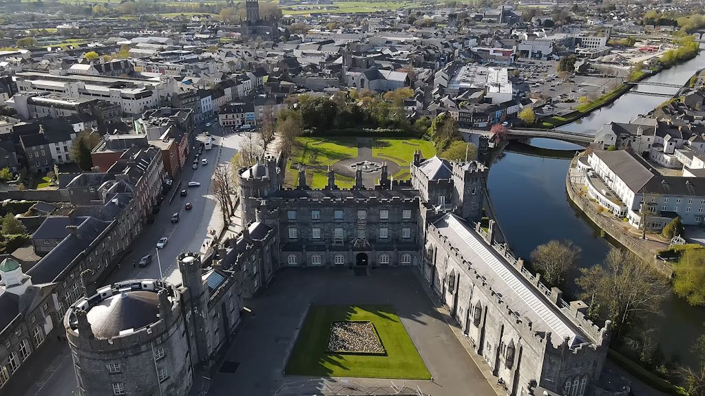 Kilkenny es, sin duda, una ciudad que combina de manera excepcional su legado medieval con una vibrante escena cultural moderna. Su castillo imponente, sus calles empedradas y sus eventos culturales la convierten en un destino imperdible para quienes desean sumergirse en la rica historia de Irlanda mientras disfrutan de una ciudad que sigue viva y en constante evolución.