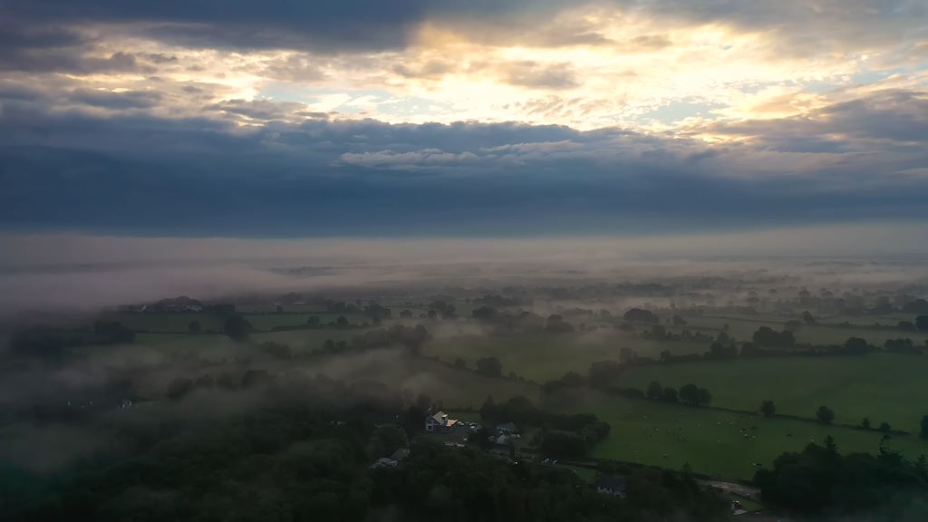 Los Midlands son una región que captura la esencia de Irlanda en su forma más pura, con su naturaleza verde, sus tradiciones rurales y sus historias que se remontan a tiempos inmemoriales.