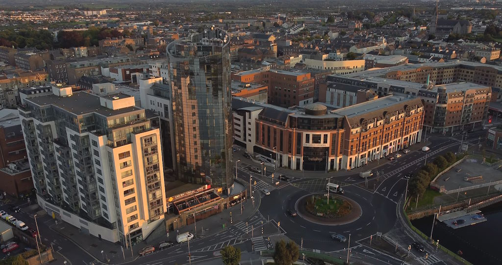 Limerick, con su rica historia, su escena literaria y sus instituciones culturales, es una ciudad que ofrece una experiencia completa para quienes desean conocer la esencia de Irlanda desde una perspectiva histórica y artística.