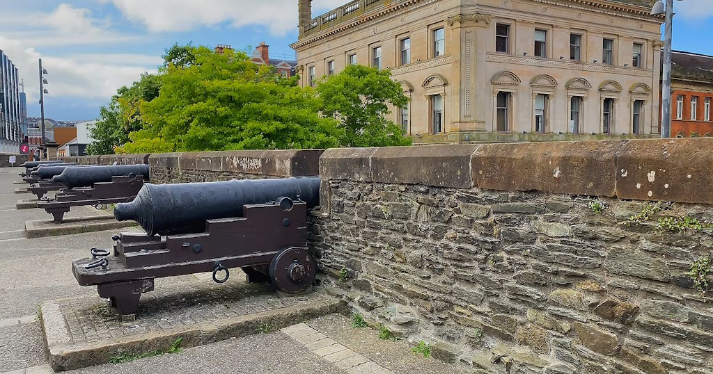 Derry/Londonderry, con su historia profunda, sus murallas medievales y su espíritu resiliente, es un destino que invita a explorar, aprender y experimentar