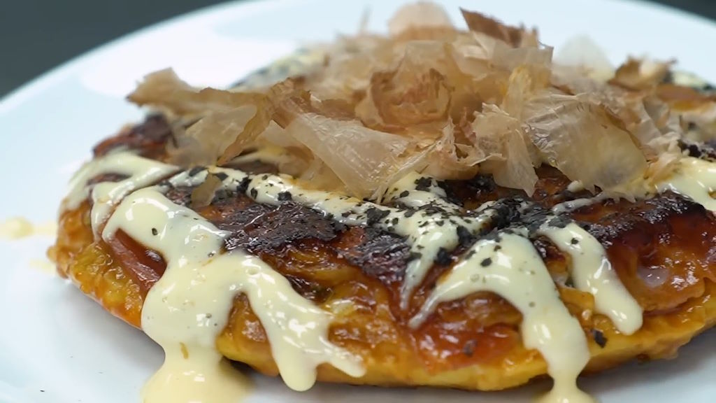 El okonomiyaki representa la creatividad y el sabor de la cocina japonesa, un plato versátil que, aunque sencillo, ofrece múltiples posibilidades de variación y personalización.