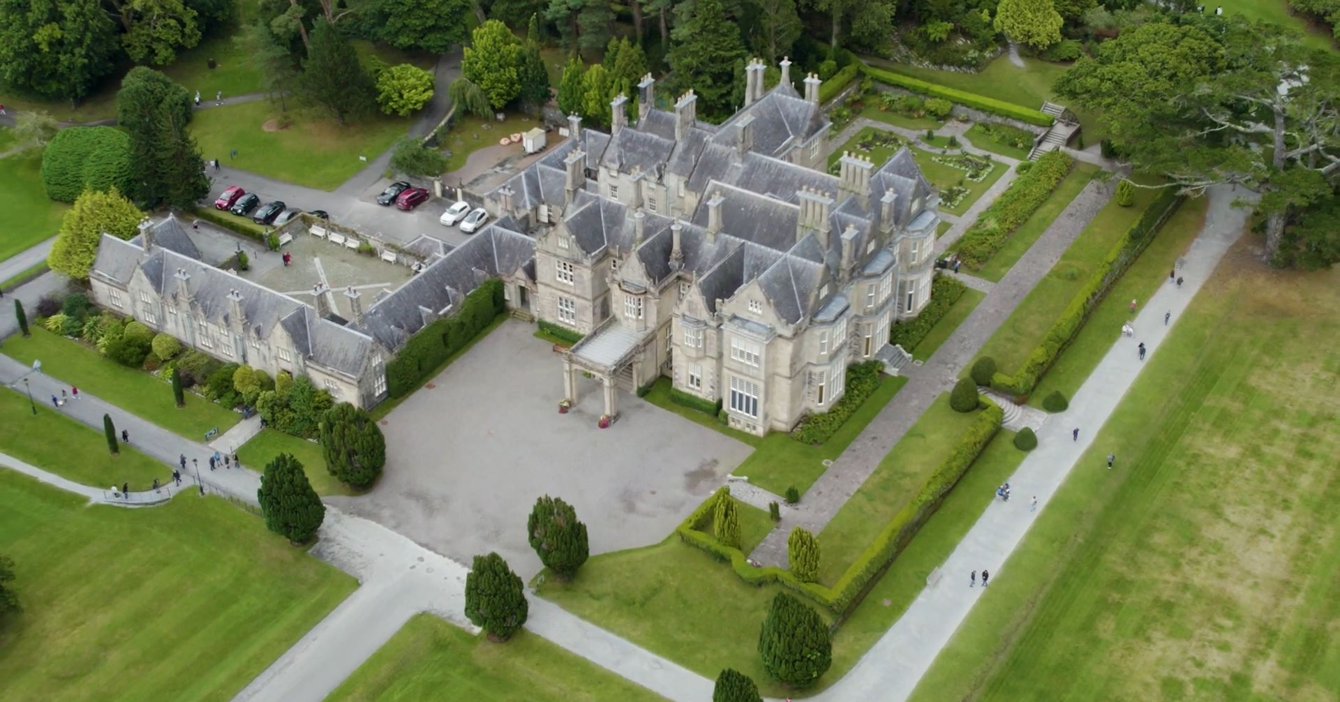 El Parque Nacional de Killarney, con sus lagos, montañas, bosques y rutas de senderismo, es un lugar donde la naturaleza y la historia se encuentran en perfecta armonía, ofreciendo a los visitantes una experiencia única en el corazón de Irlanda.