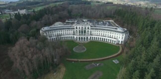 Powerscourt Estate es mucho más que una simple finca; es un lugar donde la historia, la naturaleza y el arte se unen para ofrecer una experiencia única.