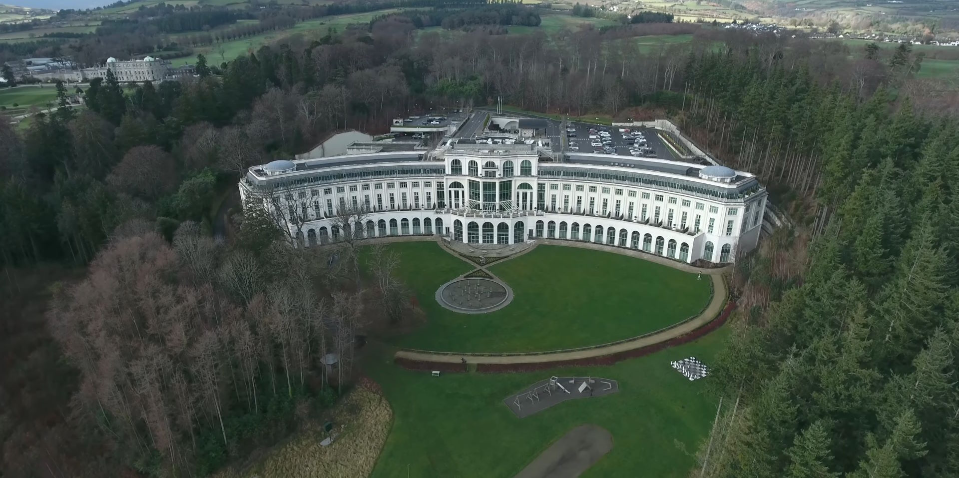 Powerscourt Estate es mucho más que una simple finca; es un lugar donde la historia, la naturaleza y el arte se unen para ofrecer una experiencia única.