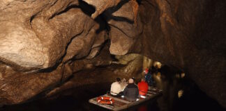 Fermanagh, con sus lagos interminables, cuevas misteriosas y paisajes tranquilos, ofrece una experiencia única en Irlanda del Norte.