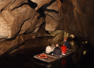 Fermanagh, con sus lagos interminables, cuevas misteriosas y paisajes tranquilos, ofrece una experiencia única en Irlanda del Norte.