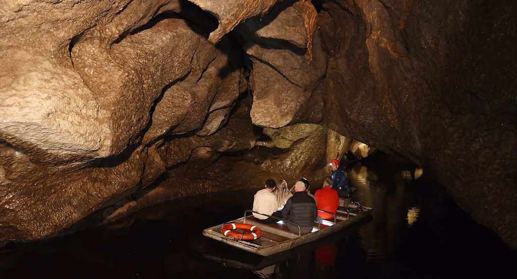 Fermanagh, con sus lagos interminables, cuevas misteriosas y paisajes tranquilos, ofrece una experiencia única en Irlanda del Norte.