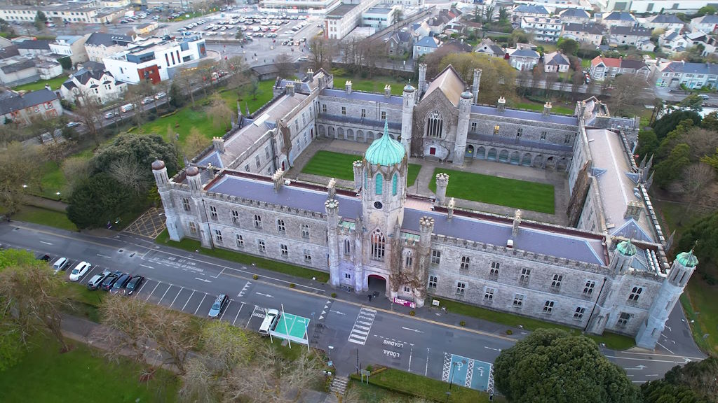 Galway es, sin duda, un destino que combina lo mejor de la cultura contemporánea con la tradición y la historia de Irlanda. Desde sus festivales hasta su música, pasando por su impresionante entorno natural, Galway es una ciudad que vive y respira arte en cada rincón.