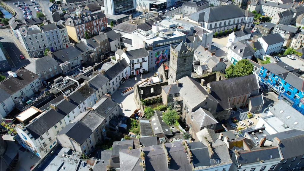 Waterford, la ciudad más antigua de Irlanda, no solo es un testimonio de la rica historia de la isla, sino que sigue siendo un lugar vibrante, donde la historia y la modernidad conviven en armonía.