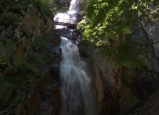 Cascada en el Parque nacional del Paraíso Eslovaco Slovenský raj