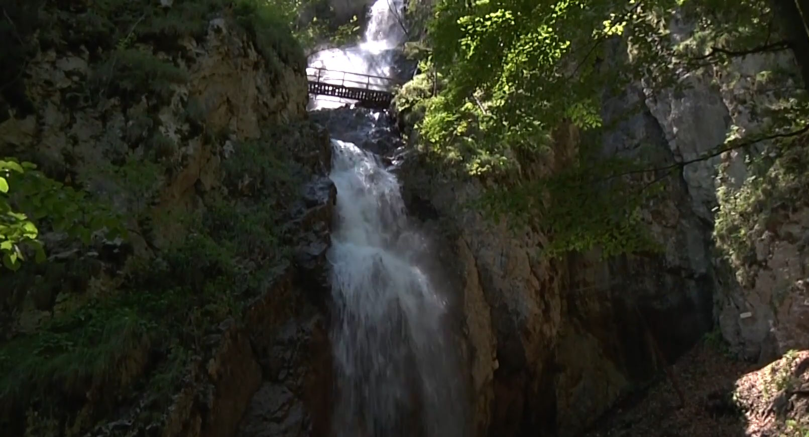 Cascada en el Parque nacional del Paraíso Eslovaco Slovenský raj