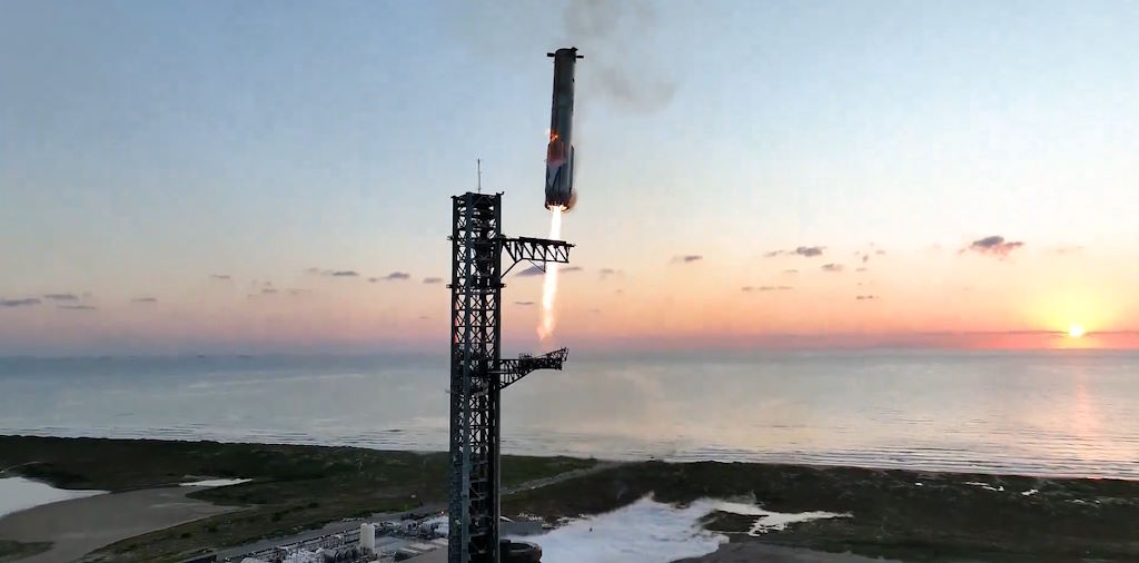 Falcon Heavy volviendo a la torre de aterrizaje