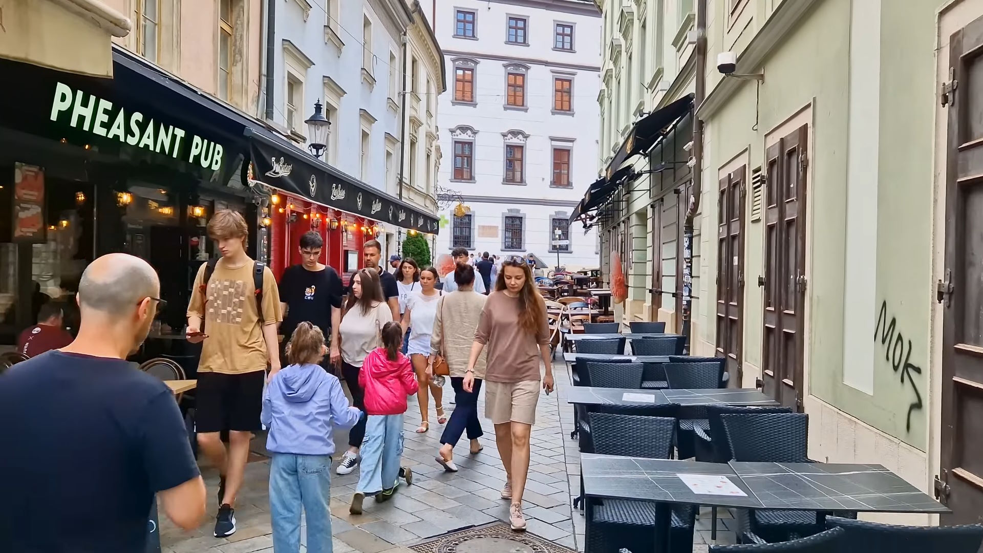 Gente caminando por las calles del centro de Bratislava