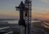 La nave Spaceship sobre un cohete Falcon Heavy en la torre de lanzamiento