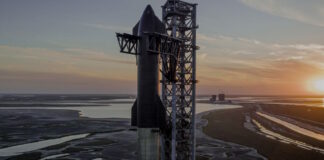 La nave Spaceship sobre un cohete Falcon Heavy en la torre de lanzamiento