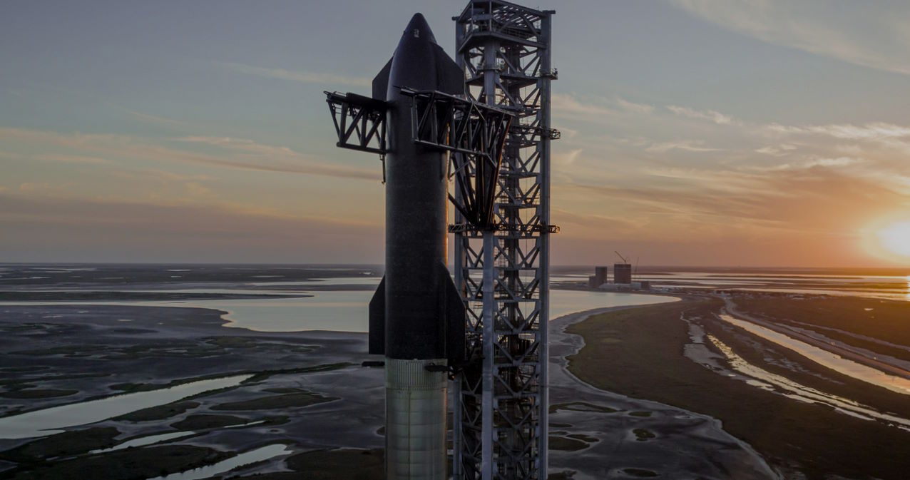 La nave Spaceship sobre un cohete Falcon Heavy en la torre de lanzamiento