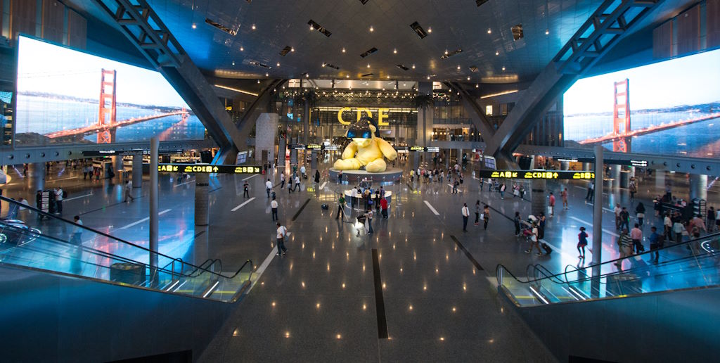 Panorámica de la zona comercial del Aeropuerto de Doha Catar con el famoso oso de peluche gigante en el centro