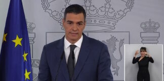 Pedro Sánchez promete ayudas para los afectados por la DANA pero la intérprete en lengua de signos parece que se da cuenta de la trola que está contando