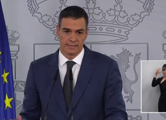 Pedro Sánchez promete ayudas para los afectados por la DANA pero la intérprete en lengua de signos parece que se da cuenta de la trola que está contando