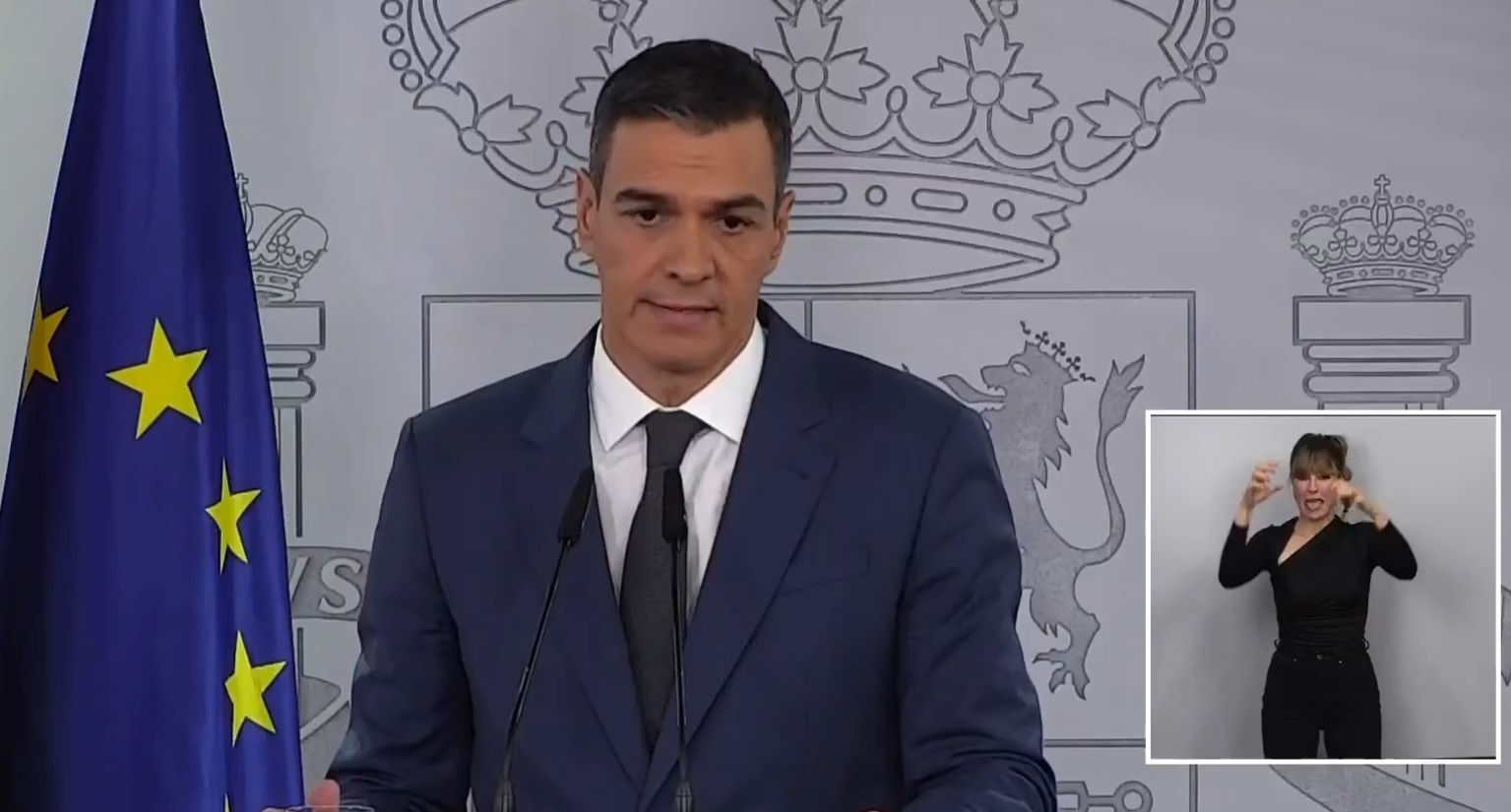 Pedro Sánchez promete ayudas para los afectados por la DANA pero la intérprete en lengua de signos parece que se da cuenta de la trola que está contando