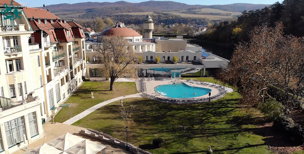 Piscina de verano del Thermia Palace Ensana Health Spa Hotel en Piešťany