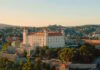 Vista de Bratislava, capital de Eslovaquia con el castillo en primer plano