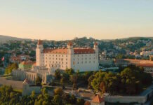 Vista de Bratislava, capital de Eslovaquia con el castillo en primer plano